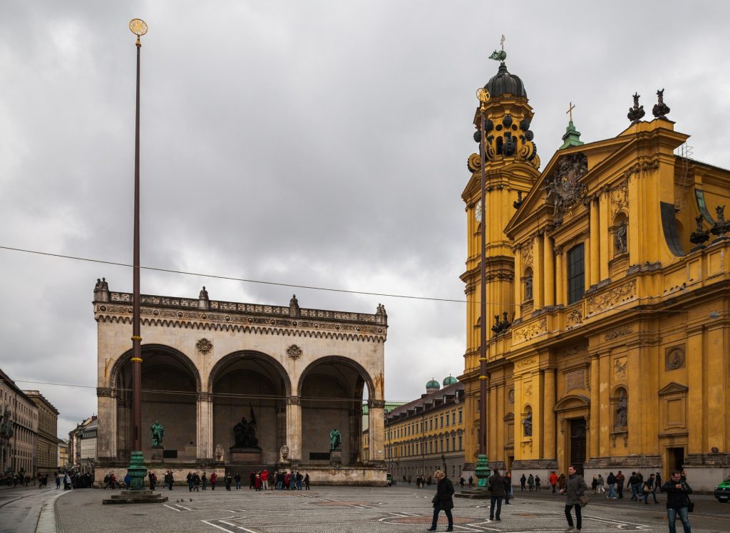 Münchner Odeonsplatz mit Feldherrnhalle und Theatinerkirche im Abendlicht