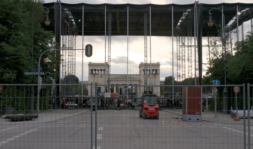 Königsplatz München mit aufgebauter Open-Air-Bühne
