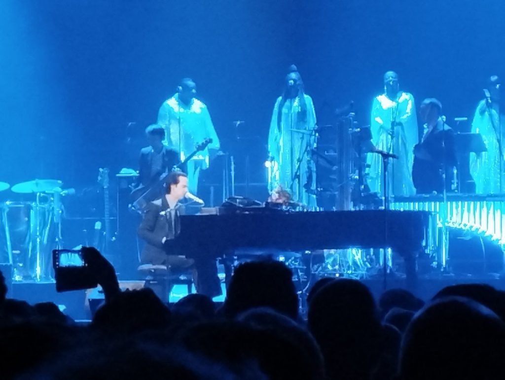 Nick Cave und die Bad Seeds live auf der Bühne während der Wild God Tour 2024
