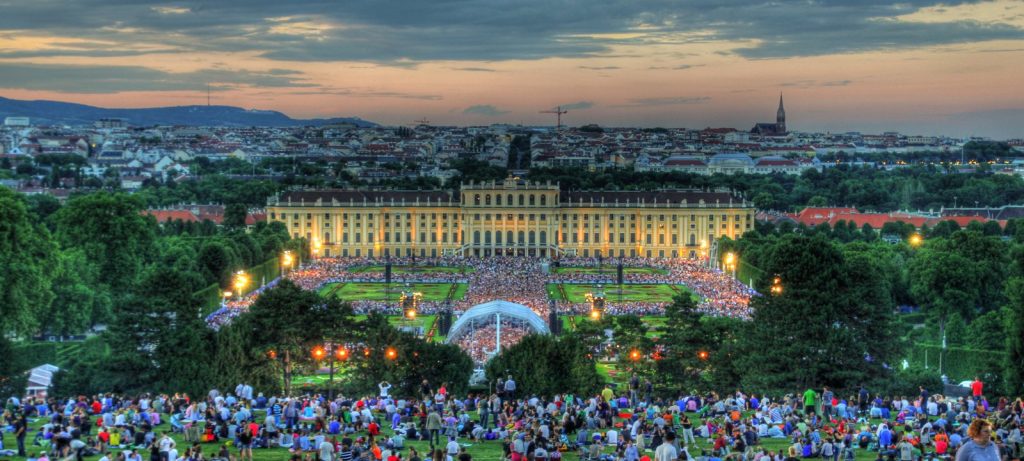 Nächtliches Open-Air-Konzert der Wiener Philharmoniker vor der beleuchteten Fassade von Schloss Schönbrunn in Wien