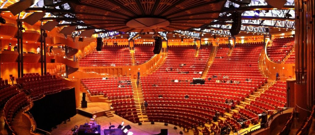 Blick in den Konzertsaal der Kölner Philharmonie mit den terrassenförmig um die Bühne angeordneten Zuschauerrängen