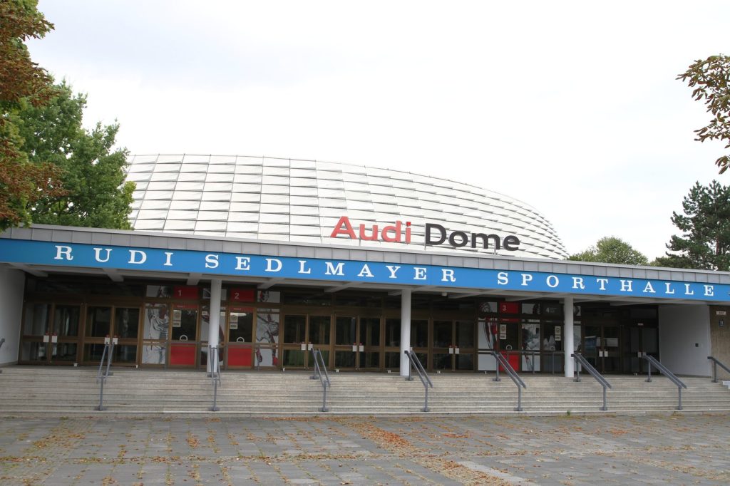 Die Rudi-Sedlmayer-Halle in München-Sendling, heute BMW Park, von außen