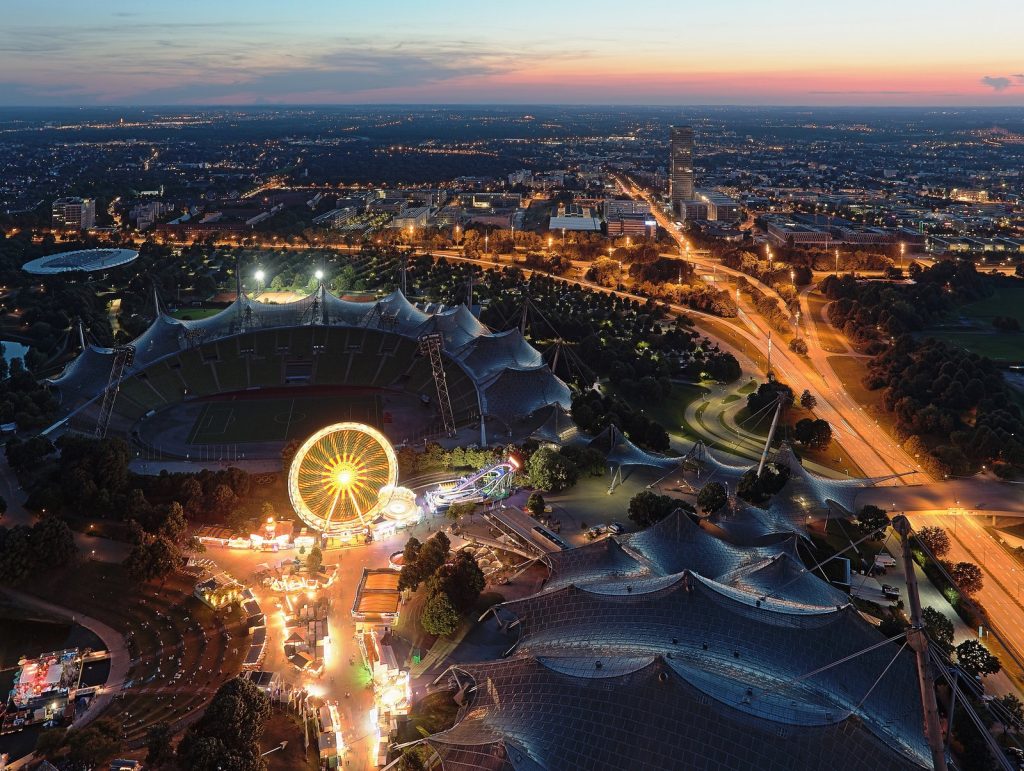 Olympiapark München bei Dämmerung, Schauplatz des Superbloom Festivals