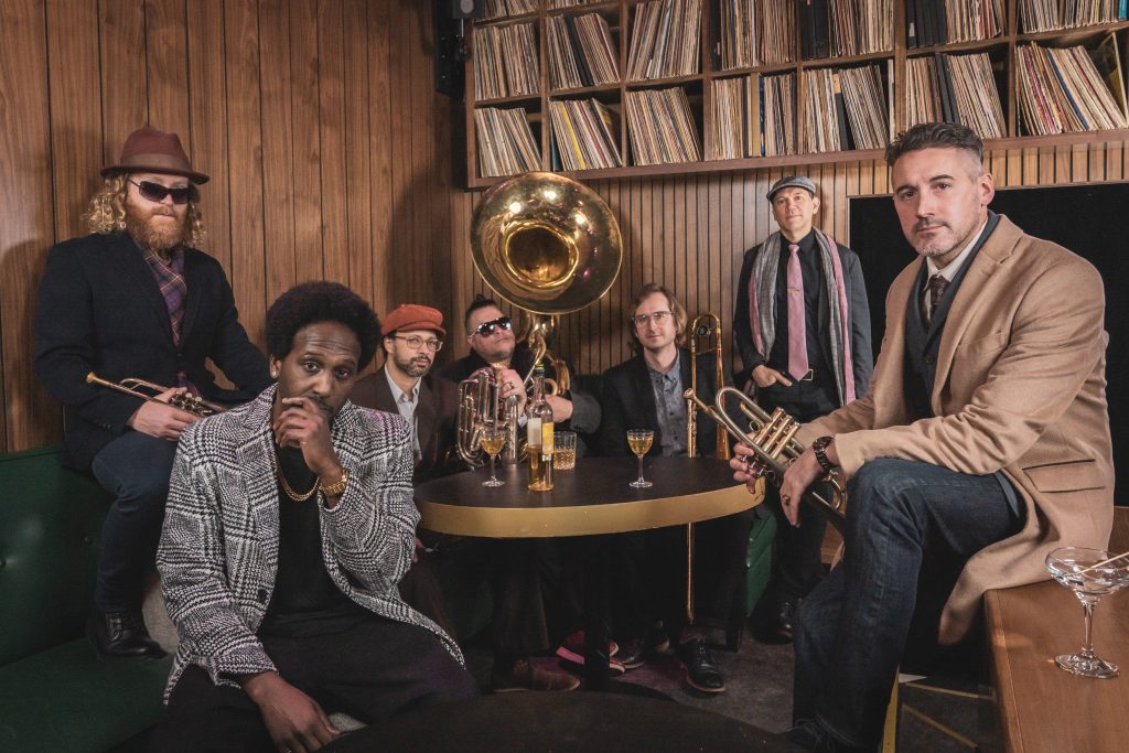 LowDown Brass Band, Bandfoto von Fotograf Alan Mayne