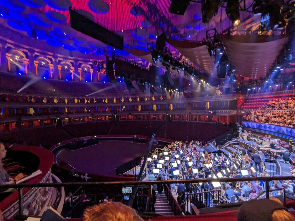Orchester und Chöre in der Royal Albert Hall während der BBC Proms