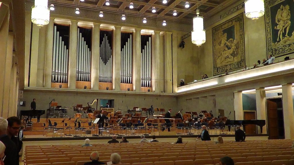 Der Herkulessaal der Münchner Residenz, Konzertsaal mit Wandteppichen und Orgel, Blick auf die Bühne