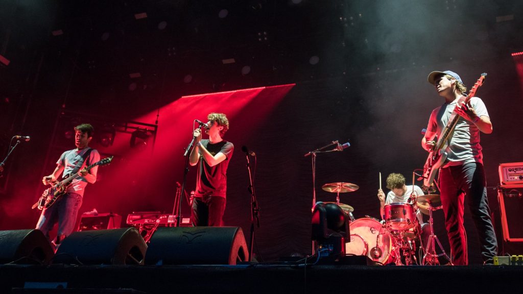AnnenMayKantereit bei einem Open-Air-Konzert auf der Bühne