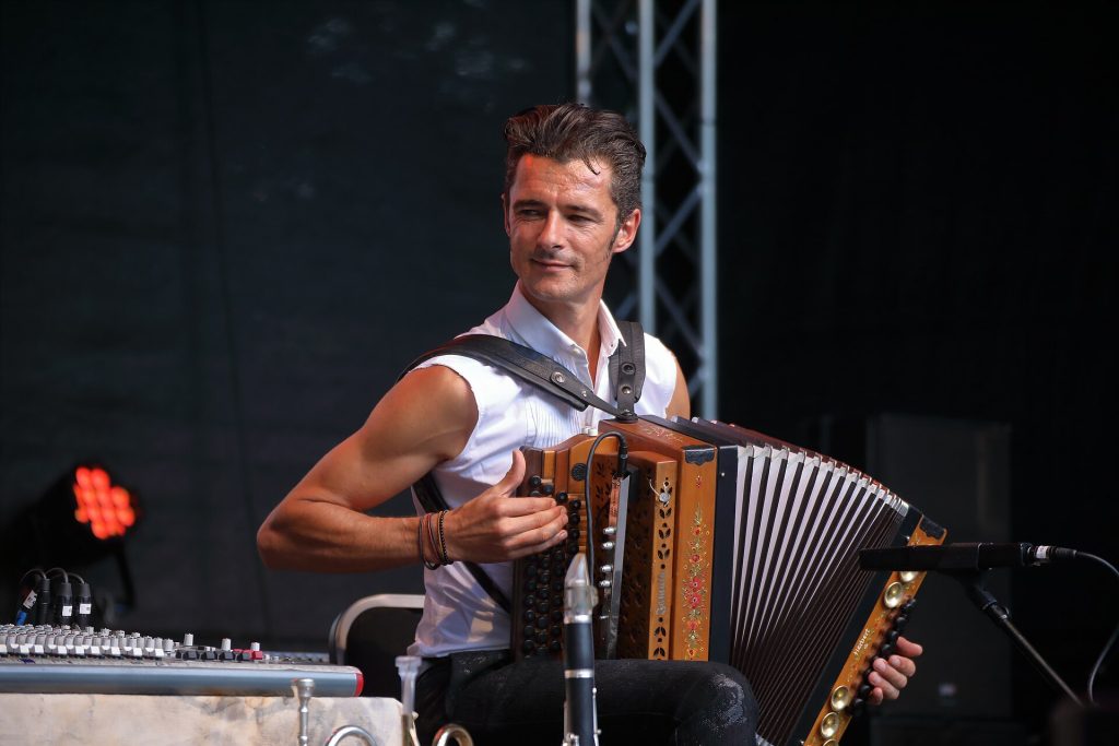 Herbert Pixner mit diatonischer Harmonika auf einer Festivalbühne