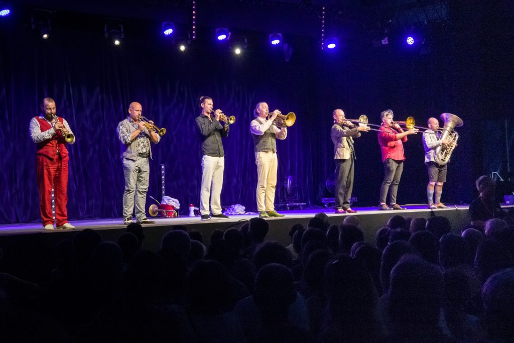 Das Brass-Septett Mnozil Brass auf der Bühne beim Zelt-Musik-Festival Freiburg 2022