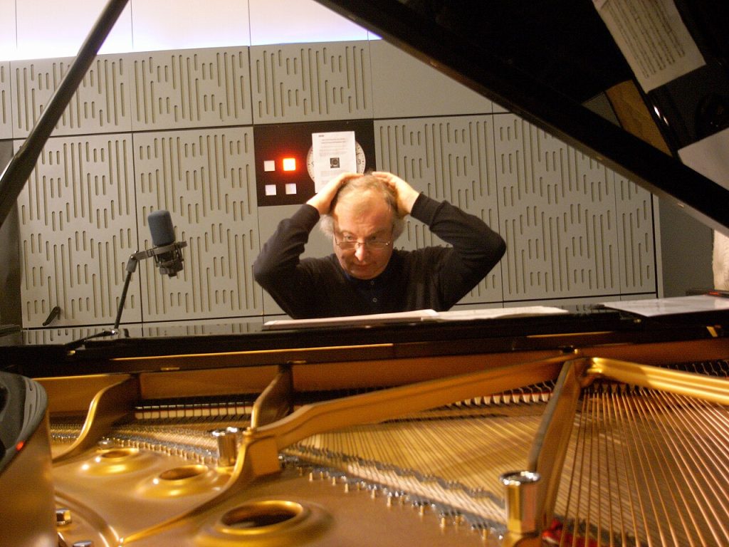 András Schiff sitzt an einem Steinway-Flügel