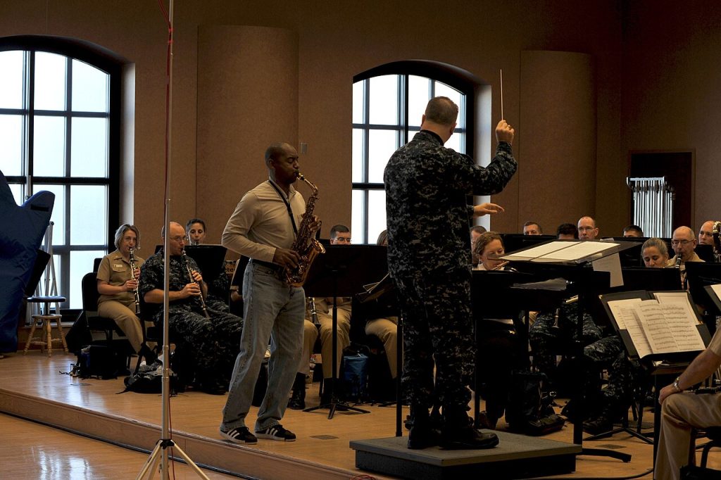 Branford Marsalis mit Saxophon bei einer Probe mit der US Navy Band