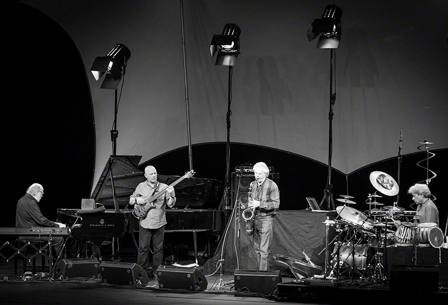 Jan Garbarek Group mit Trilok Gurtu auf der Bühne der Oper Oslo